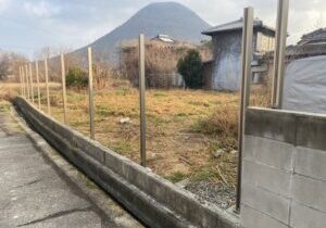 【丸亀市Ｈ様邸】目隠しフェンス工事｜独立基礎とフェンス柱の設置が完了しました (株)カインズガーデン｜香川県の庭仕舞い