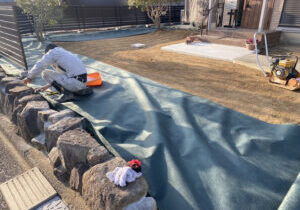 【綾川町Ｓ様邸】庭じまい工事｜目隠しフェンス完了✨土スペースの雑草対策に、防草シートを敷きます (株)カインズガーデン