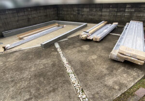 【香川町Ｖ様邸】バイクガレージ工事｜RC基礎きれいに完成！さっそくバイクガレージを設置します (株)カインズガーデン