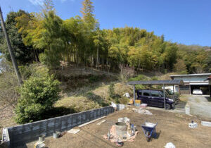 【三豊市Ｏ様邸】庭仕舞い＆ドッグラン工事｜境界ブロック５段積み開始，フェンス柱の独立基礎も埋めます