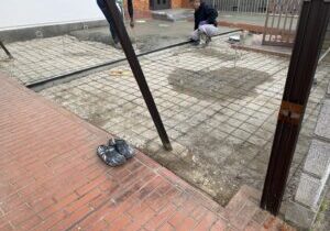 【高松市ＫＵ様邸】雑草対策＆庭じまい工事｜土間コンクリート打設、無事開始！コテで綺麗に仕上げます (株)カインズガーデン