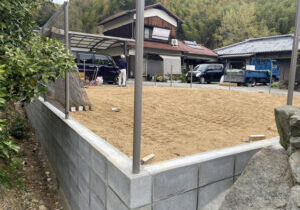 【三豊市Ｏ様邸】庭仕舞い＆ドッグラン工事｜囲いフェンスの柱建てが完了し、フェンス本体の設置開始 (株)カインズガーデン