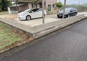 【まんのう町Ｓ様邸】垣根撤去＆目隠しフェンス工事｜敷地境界の化粧ブロック２段積みとフェンス柱完了 (株)カインズガーデン