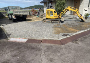 【多度津町Ｔ様邸】雑草対策＆駐車場工事着工⛑｜既存砂利撤去し駐車場のコンクリート打設準備をします (株)カインズガーデン