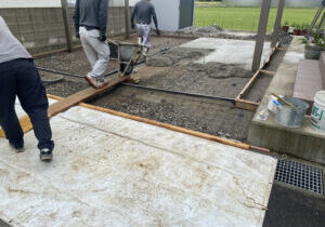 【丸亀市Ｙ様邸】駐車場とカーポート工事｜砂利撤去や鋤取り・カーポート柱完了！コンクリート打設中 (株)カインズガーデン