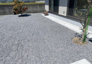 【多度津町Ｔ様邸】雑草対策＆駐車場工事｜お庭やお家ぐるりの裏庭、防草シートと砂利で雑草対策完了 (株)カインズガーデン
