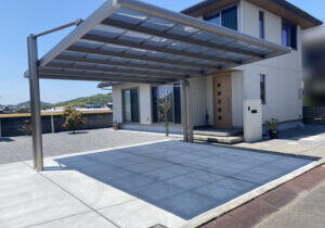 【多度津町Ｔ様邸】雑草対策＆駐車場工事㊗完工｜全面雑草対策完了！スタイリッシュな広々駐車場完成✨ (株)カインズガーデン