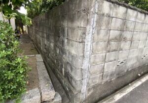 【丸亀市Ｕ様邸】ブロック塀撤去＆目隠しフェンス工事着工⛑｜経年劣化が進み、危険なブロック塀を撤去 (株)カインズガーデン