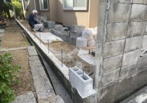 【丸亀市Ｕ様邸】ブロック塀撤去＆目隠しフェンス工事｜ブロック基礎補修，新たな鉄筋とブロック設置中 (株)カインズガーデン