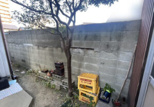 【高松市Ｋ様邸】庭じまい工事着工⛑｜古く危険なブロック塀を撤去、軽量長持ち目隠しフェンスにします (株)カインズガーデン