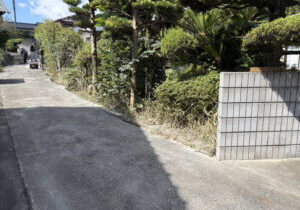 【丸亀市Ｓ様邸】庭リフォーム工事｜正面片側の塗り壁撤去完了。道や敷地内ブロック片も綺麗に撤去中 (株)カインズガーデン