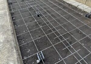 【綾川町ＳＩ様邸】庭仕舞い工事｜スッキリ鋤取りしコンクリート打設中 (株)カインズガーデン｜香川の雑草対策，庭リフォーム