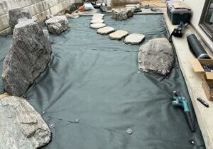 【綾川町ＭＩ様邸】枯山水のお庭や裏庭の雑草対策完了✨駐車場周辺のコンクリート打設も完了 (株)カインズガーデン｜香川県の庭リフォーム工事